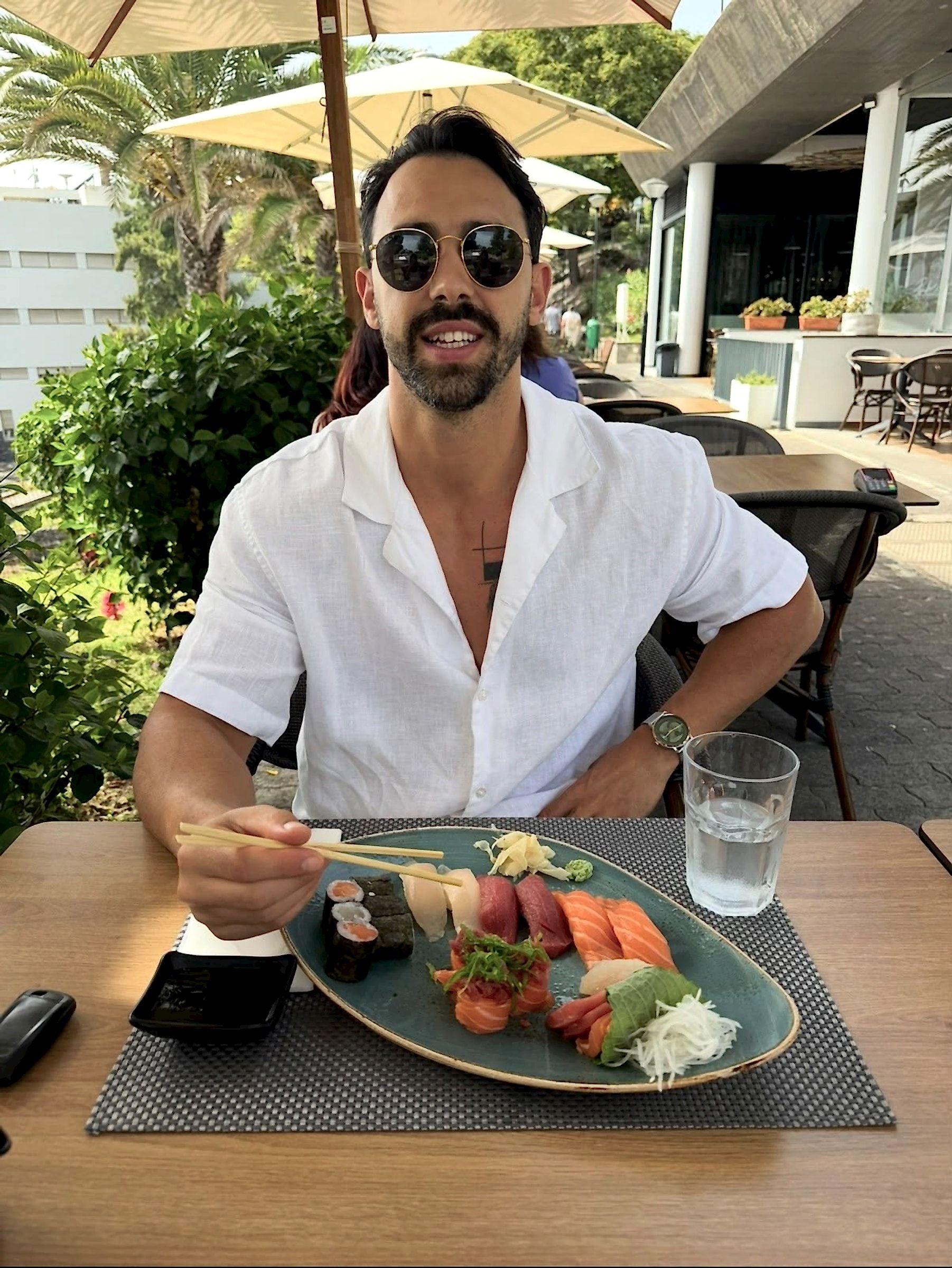 Rodrigo Nóbrega a almoçar sushi numa esplanada